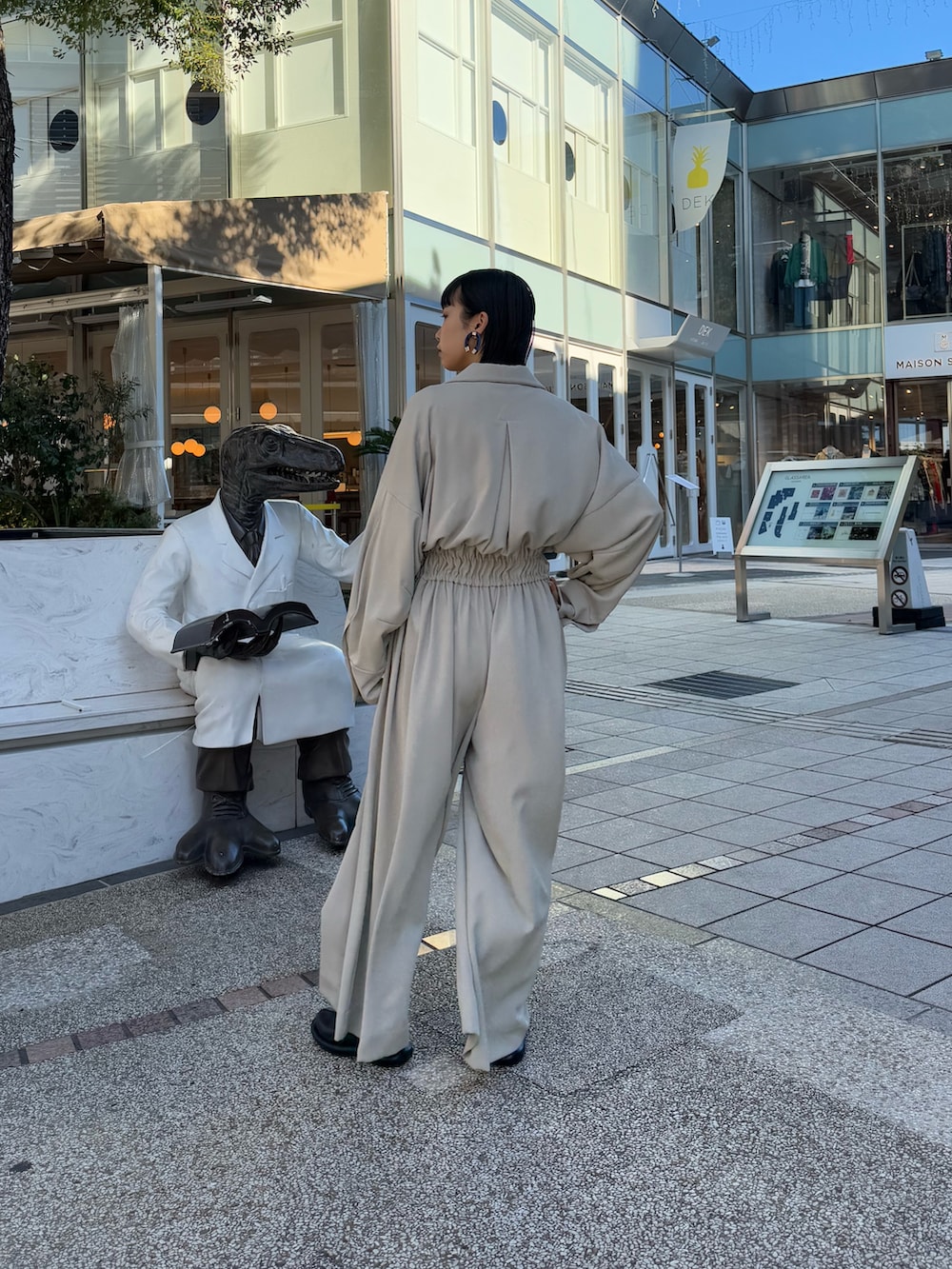 「ジャンプスーツ、オールインワン、オールインワン風、オールインワンサロペット、オールインワンコーデ」｜「UN3D.のWAVE SHIRRING JUMP SUIT（つなぎ/オールインワン、ベージュ系）」を使った、YURIKAさん（骨格ウェーブ・レディース・167cm）の冬コーディネートの3枚目の写真