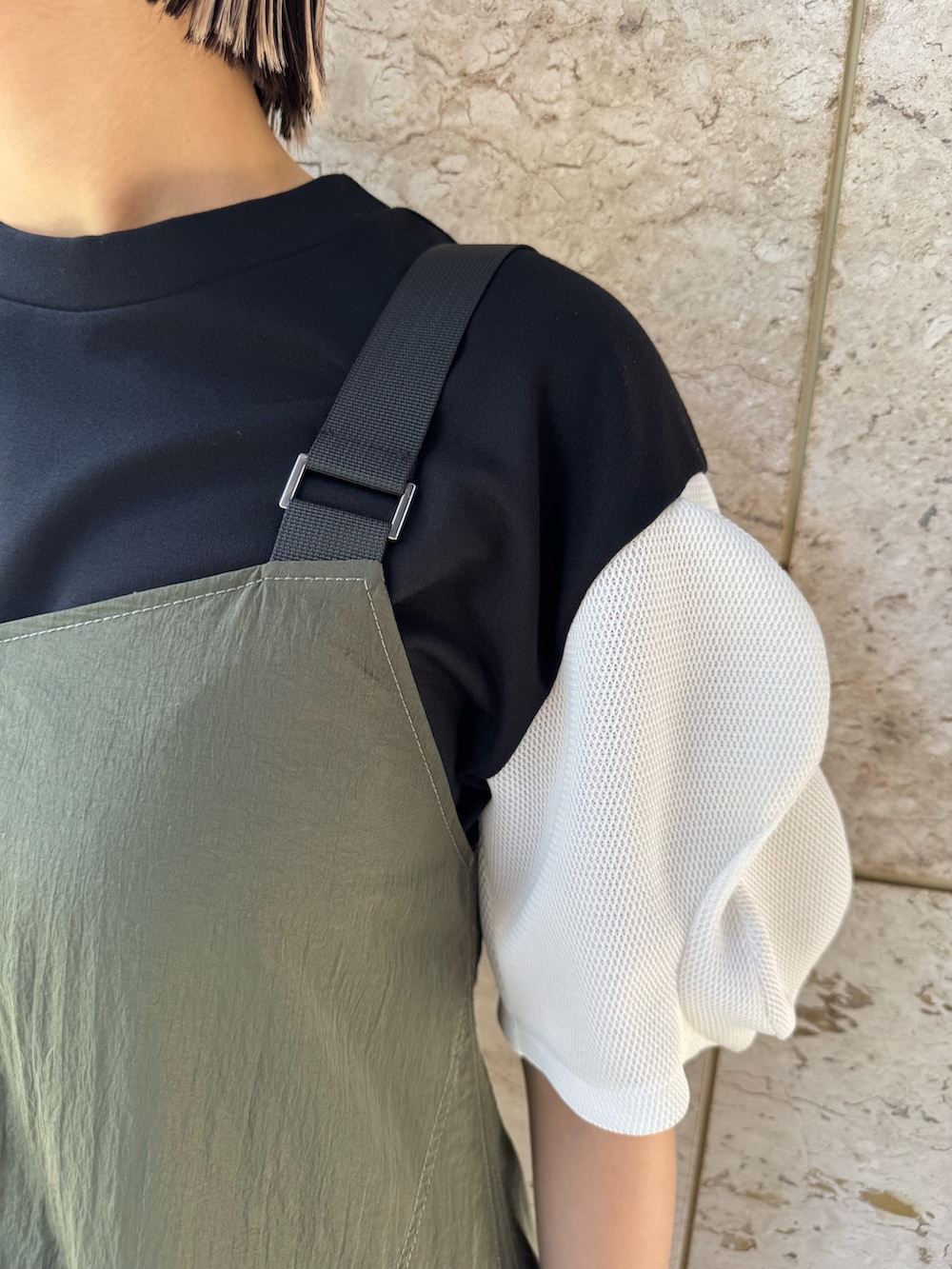 グリーン系のワンピース、その他のTシャツ/カットソー、ブラック系のブーツを着用したレディースの夏コーディネートの5枚目の写真