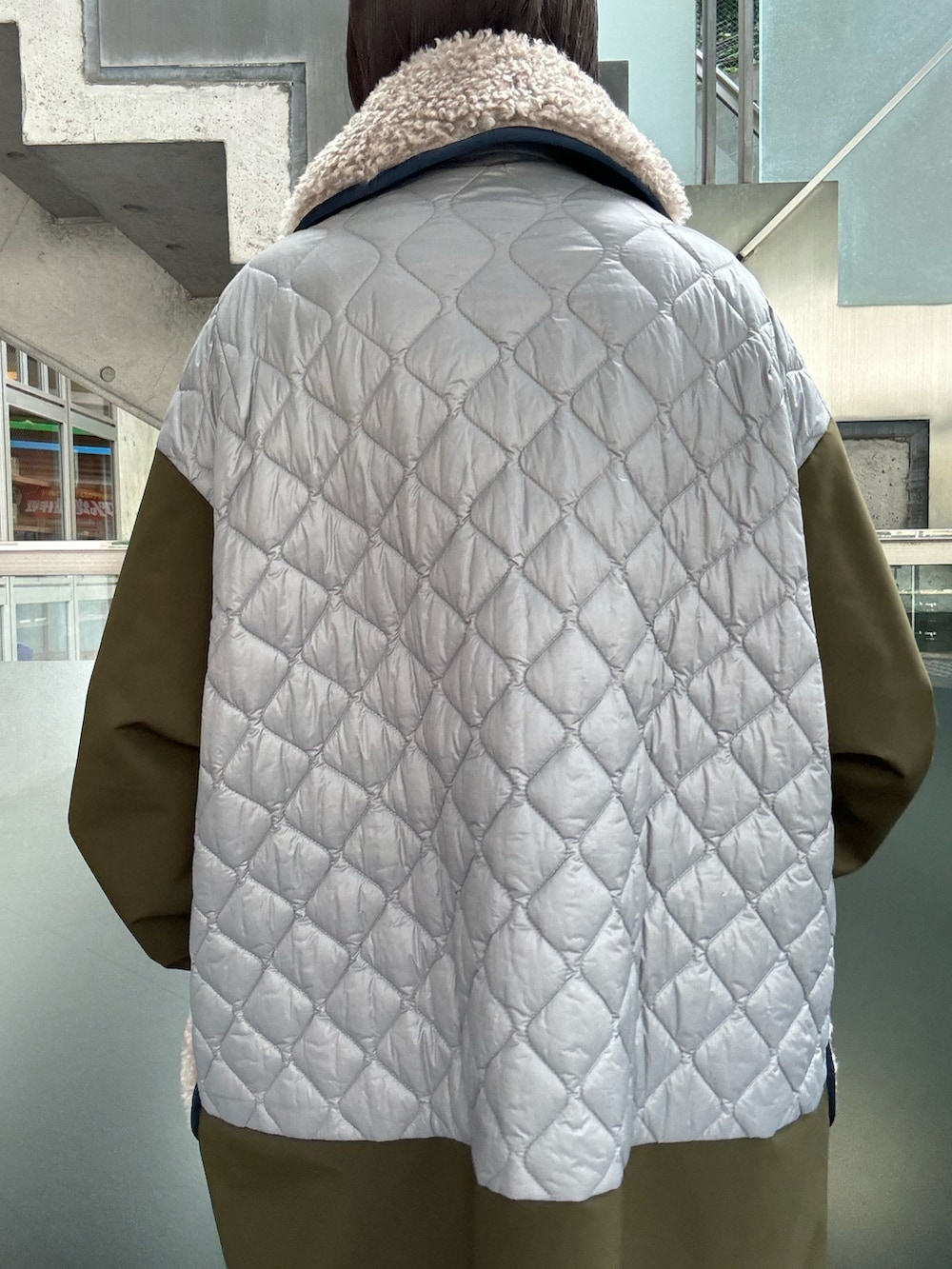 「ロングコート、ファーコート、キルティングコート、フユコーデ、冬コート」｜「UN3D.のBIG COLLAR FABRICK MIX CT（その他アウター、ブラック系）」を使った、YURIKAさん（レディース・167cm）の夏コーディネートの6枚目の写真