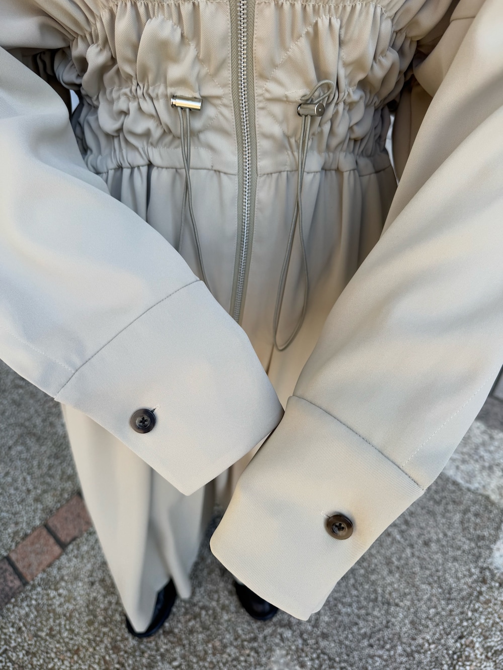 「ジャンプスーツ、オールインワン、オールインワン風、オールインワンサロペット、オールインワンコーデ」｜「UN3D.のWAVE SHIRRING JUMP SUIT（つなぎ/オールインワン、ベージュ系）」を使った、YURIKAさん（骨格ウェーブ・レディース・167cm）の冬コーディネートの6枚目の写真