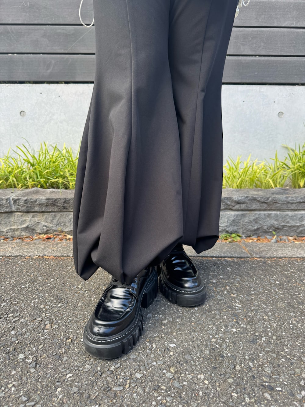 グレー系のニット/セーター、ホワイト系のシャツ/ブラウス、グレー系のその他パンツを着用したレディースの秋コーディネートの8枚目の写真