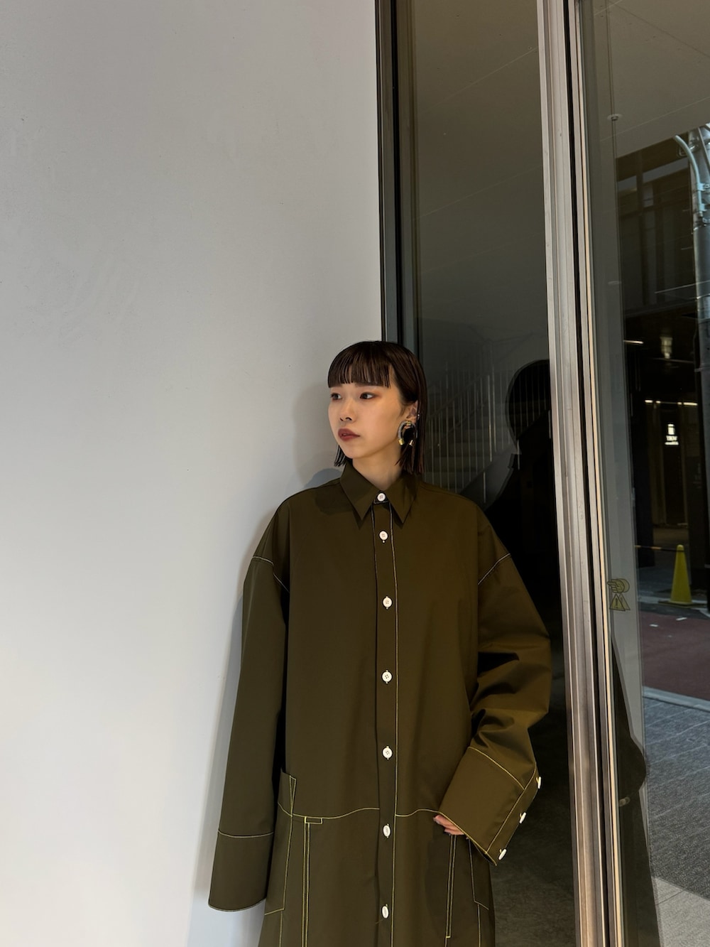 「ロングシャツ、ロングシャツワンピ、ロングシャツコーデ、ロングシャツワンピース、ロングシャツコート、テーラード、テーパード、テーパードパンツ、テーパードスラックス、セットアップ、セットアップスタイル、セットアップコーデ、セットアップ風、セットアップ対応、セットアップ　着回し」｜「UN3D.のSTITCH WORK SHIRTS CT / ステッチワークシャツコート（その他アウター、グリーン系）」を使った、YURIKAさん（レディース・167cm）の冬コーディネートの2枚目の写真