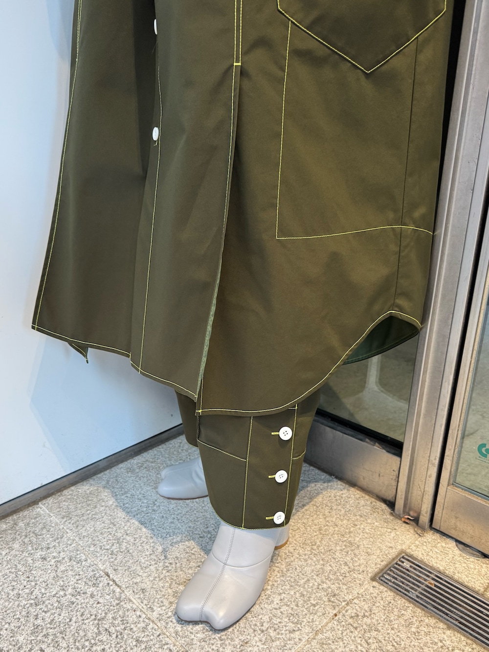 「ロングシャツ、ロングシャツワンピ、ロングシャツコーデ、ロングシャツワンピース、ロングシャツコート、テーラード、テーパード、テーパードパンツ、テーパードスラックス、セットアップ、セットアップスタイル、セットアップコーデ、セットアップ風、セットアップ対応、セットアップ　着回し」｜「UN3D.のSTITCH WORK SHIRTS CT / ステッチワークシャツコート（その他アウター、グリーン系）」を使った、YURIKAさん（レディース・167cm）の冬コーディネートの6枚目の写真