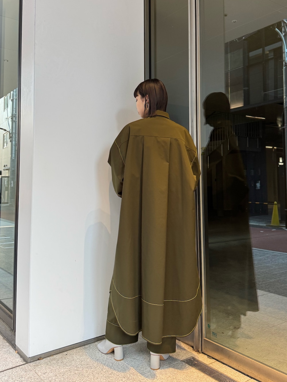 「ロングシャツ、ロングシャツワンピ、ロングシャツコーデ、ロングシャツワンピース、ロングシャツコート、テーラード、テーパード、テーパードパンツ、テーパードスラックス、セットアップ、セットアップスタイル、セットアップコーデ、セットアップ風、セットアップ対応、セットアップ　着回し」｜「UN3D.のSTITCH WORK SHIRTS CT / ステッチワークシャツコート（その他アウター、グリーン系）」を使った、YURIKAさん（レディース・167cm）の冬コーディネートの3枚目の写真