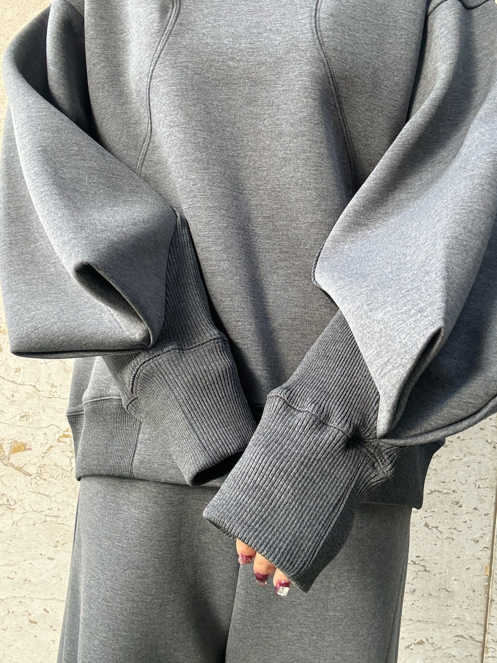 グレー系のTシャツ/カットソー、グレー系のその他パンツを着用したレディースの秋コーディネートの3枚目の写真