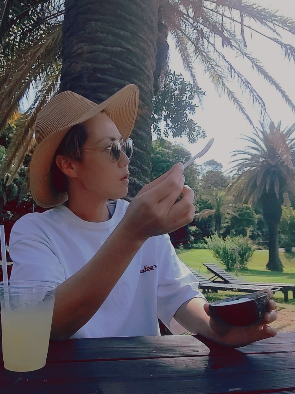 ブラック系のシャツ/ブラウス、ブラウン系のサンダル、ホワイト系のTシャツ/カットソーを着用したレディースの春コーディネートの2枚目の写真