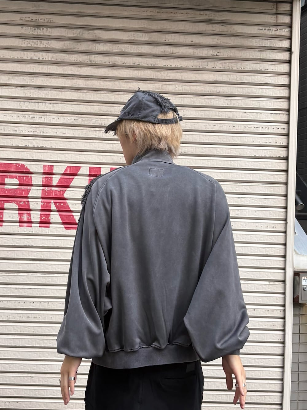 ブラック系のその他パンツ、グレー系のジャージ、グレー系のキャップを着用したメンズの秋コーディネートの2枚目の写真