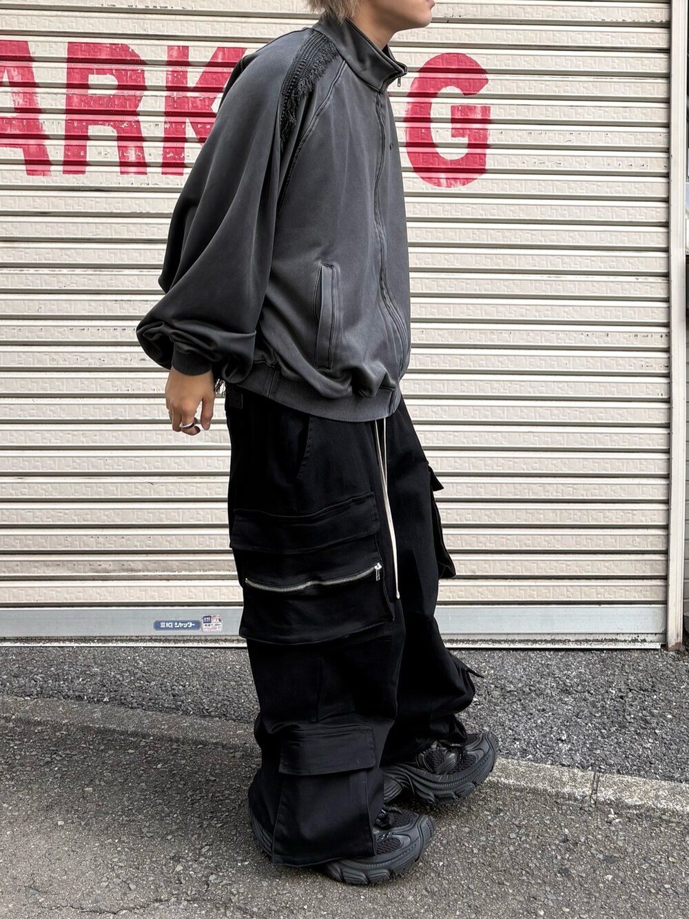 ブラック系のその他パンツ、グレー系のジャージ、グレー系のキャップを着用したメンズの秋コーディネートの3枚目の写真