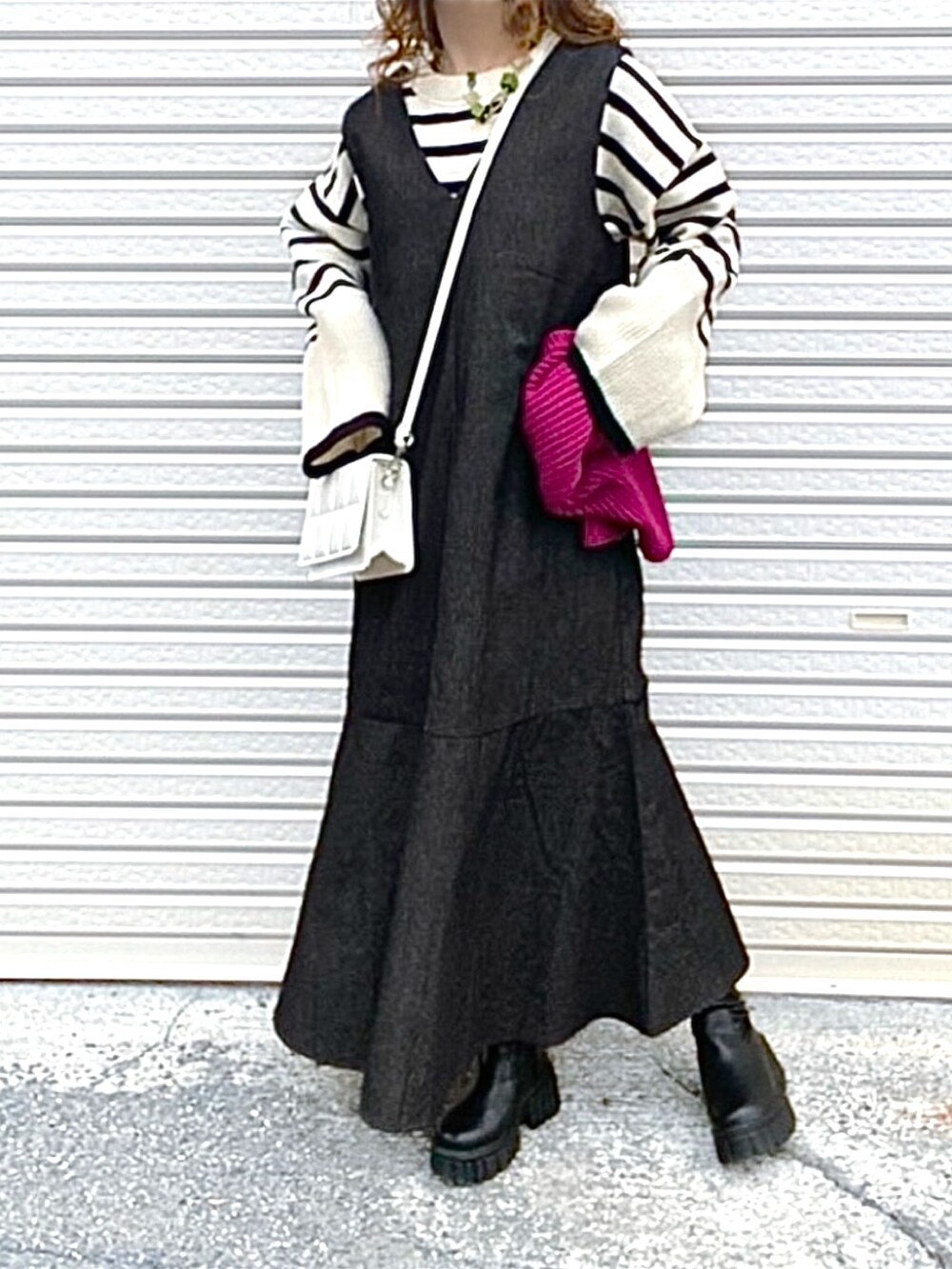 「ワンピース、ジャンパースカート、マーメイドスカート、大人カジュアル、きれいめカジュアル、お出かけコーデ、ニット、ボーダー、ファーブルゾン、低身長コーデ、カジュアル、冬コーデ、ブーツ、厚底シューズ、オトナカジュアル」|「deux amourのベルスリーブボーダーニット(その他トップス、ホワイト系)」を使った、Gini Akiさん(骨格ストレート・レディース・153cm)の冬コーディネートの2枚目の写真
