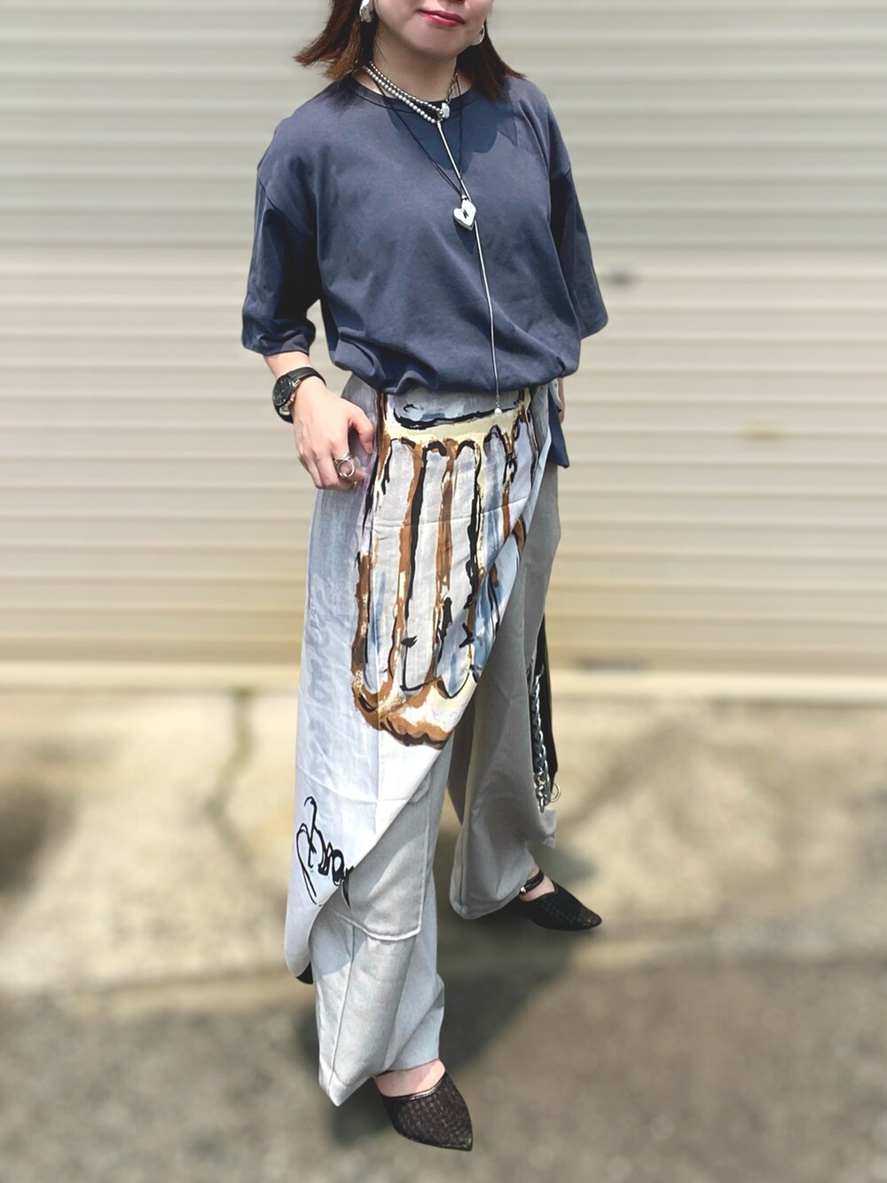 グレー系のカーゴパンツ、ブラック系のパンプス、ブルー系のTシャツ/カットソーを着用したレディースの夏コーディネートの4枚目の写真