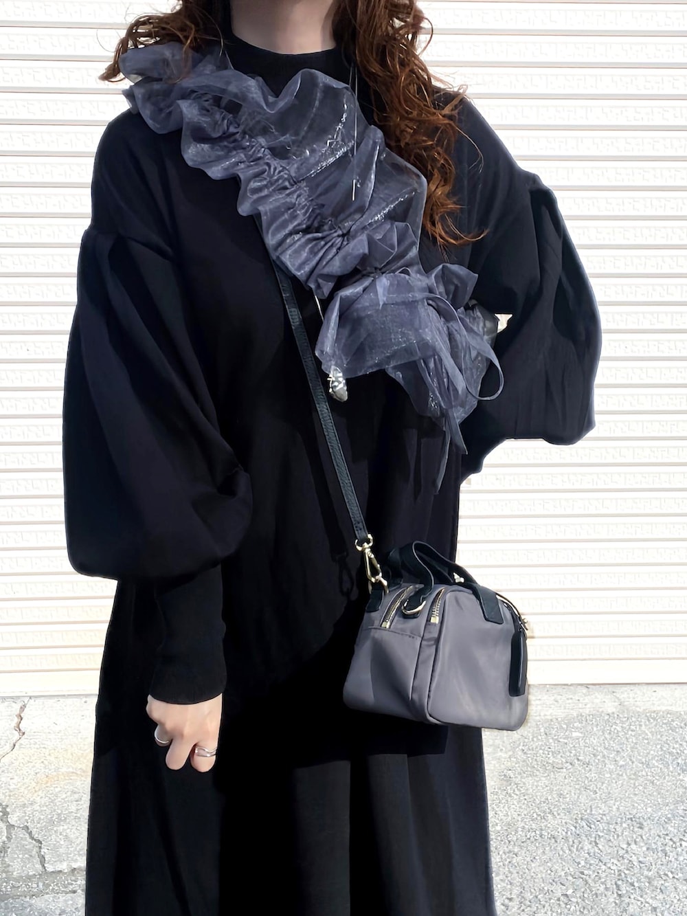 ブラック系のワンピース、グレー系のショルダーバッグ、ブラック系のブーツを着用したレディースの秋コーディネートの2枚目の写真