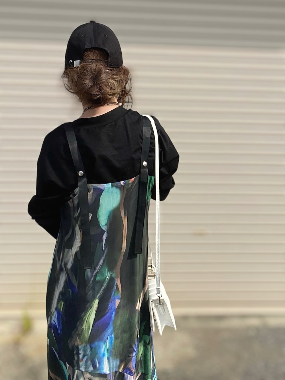 「秋服まるっと大公開、秋コーデ、ワンピース、グリーン、低身長、ブーツ、キャップ、お出かけコーデ、ショルダーバッグ、チュール、miette、休日スタイル、レイヤードスタイル、ロンT、カラー×コーデ」|「mietteのプリントチュールVネックワンピース(ワンピース、グリーン系)」を使った、Gini Akiさん(骨格ストレート・レディース・153cm)の秋コーディネートの3枚目の写真