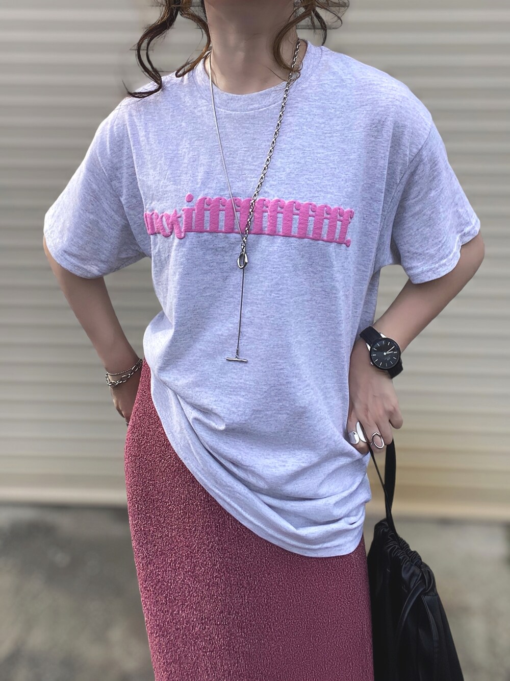 グレー系のTシャツ/カットソー、パープル系のベスト、パープル系のスカートを着用したレディースの夏コーディネートの4枚目の写真