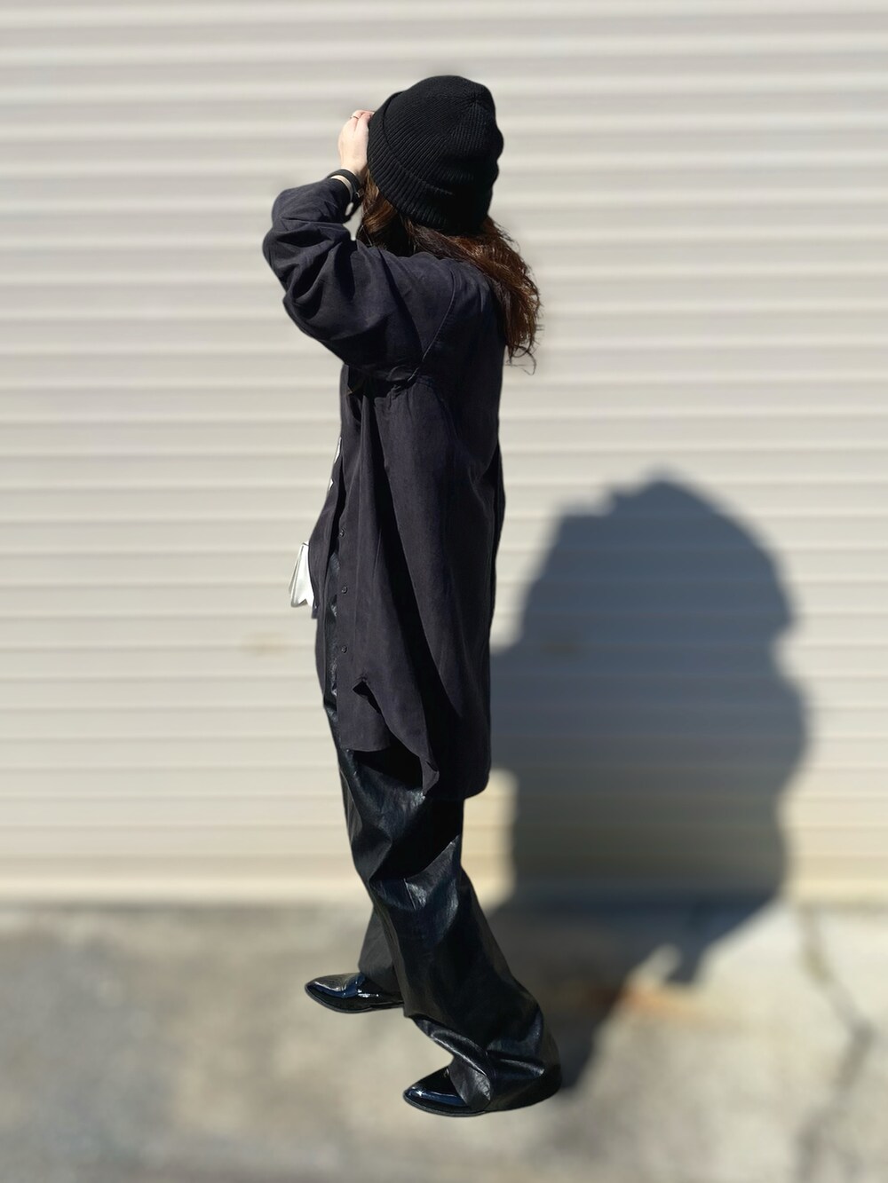 「秋コーデ、シャツ、シャツスタイル、レザーパンツ、レザー、ローファー、厚底シューズ、ニット帽、ショルダーバッグ、秋っぽコーデ更新中、ブラック、ワイドパンツ、低身長、ブラウス、秋服」｜「LOSUCAのコール天 タックスリットシャツ（シャツ/ブラウス、グレー系）」を使った、Gini   Akiさん（骨格ストレート・レディース・153cm）の秋コーディネートの5枚目の写真