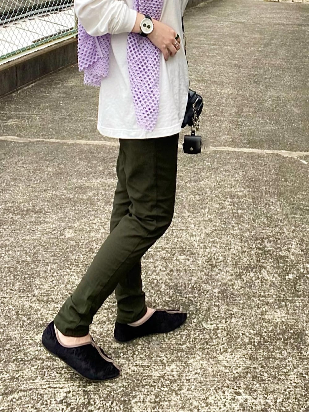 グリーン系のその他パンツ、その他のTシャツ/カットソー、ブラック系のボディバッグ/ウエストポーチを着用したレディースの秋コーディネートの4枚目の写真