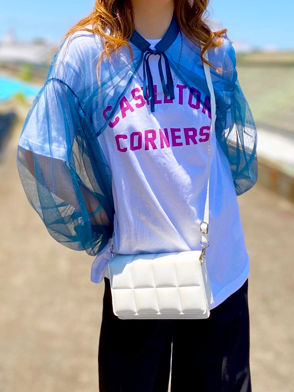 「夏コーデ、ロゴT、Tシャツ、ワイドパンツ、GeeRA、チュール、バケットハット、パンツスタイル、お出かけコーデ、休日スタイル、レイヤードスタイル、フェススタイル、カジュアル、夏セールで買いました、プチプラ」｜「Championの2023 SS 別注【Champion×GeeRA】ロゴＴシャツ（Tシャツ/カットソー、ホワイト系）」を使った、Gini   Akiさん（骨格ストレート・レディース・153cm）の夏コーディネートの3枚目の写真