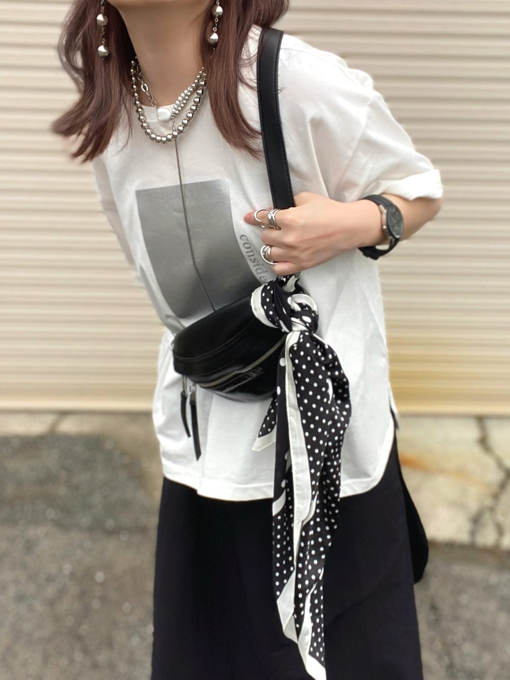 「Tシャツ、白Tシャツ、シルバーアクセサリー、キャップ、スニーカー、ショルダーバッグ、お出かけコーデ、低身長コーデ、夏コーデ、プチプラ、モノトーン、韓国ファッション、ロングスカート、雨の日コーデ、古着MIX」｜「deux amourの【ZOZO限定】smillemii._３さんコラボ箔プリントT（Tシャツ/カットソー、ホワイト系）」を使った、Gini   Akiさん（骨格ストレート・レディース・150cm）の春コーディネートの2枚目の写真