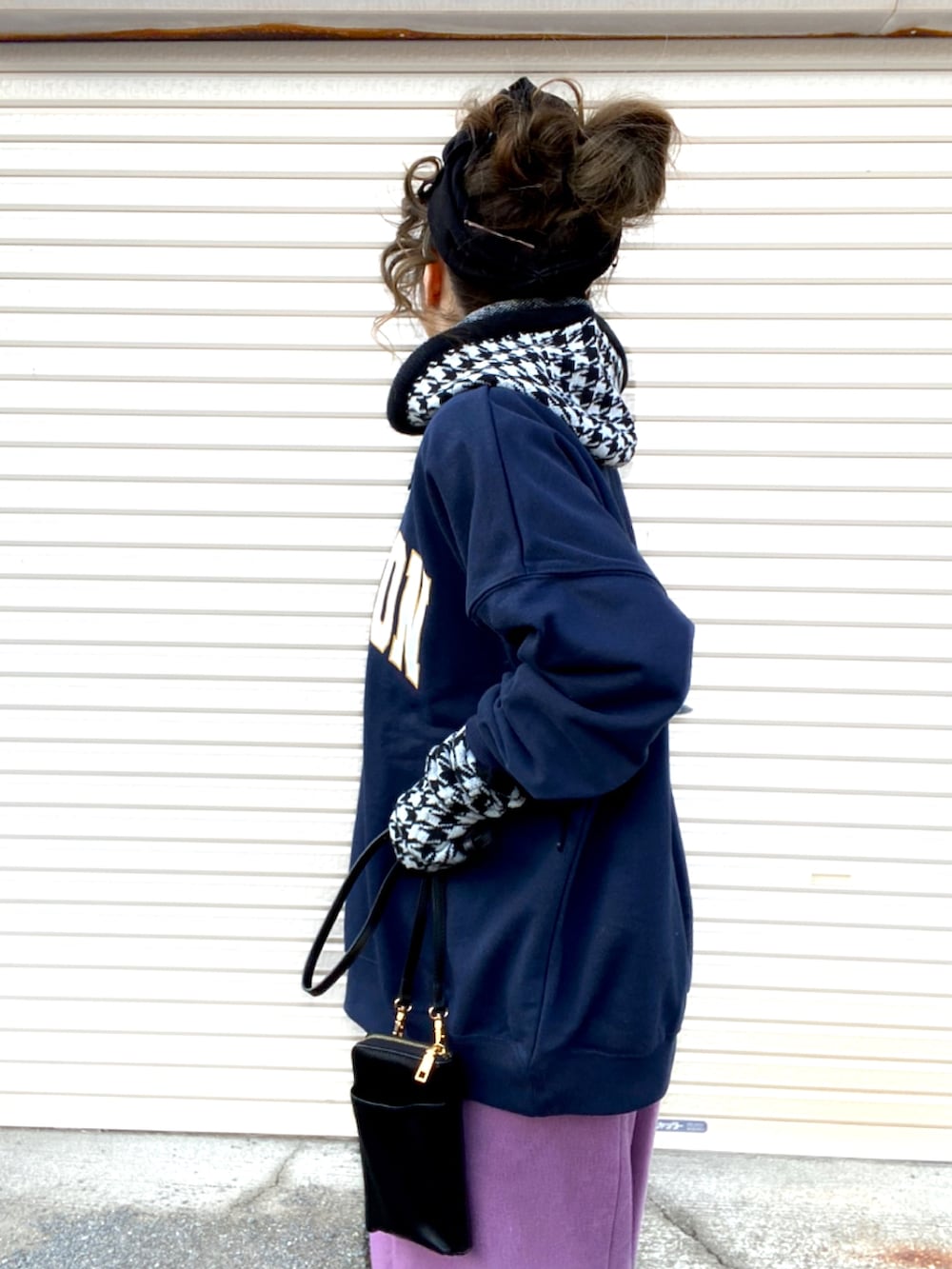 ブルー系のスウェット、ブラック系のボディバッグ/ウエストポーチ、パープル系のスカートを着用したレディースの冬コーディネートの2枚目の写真