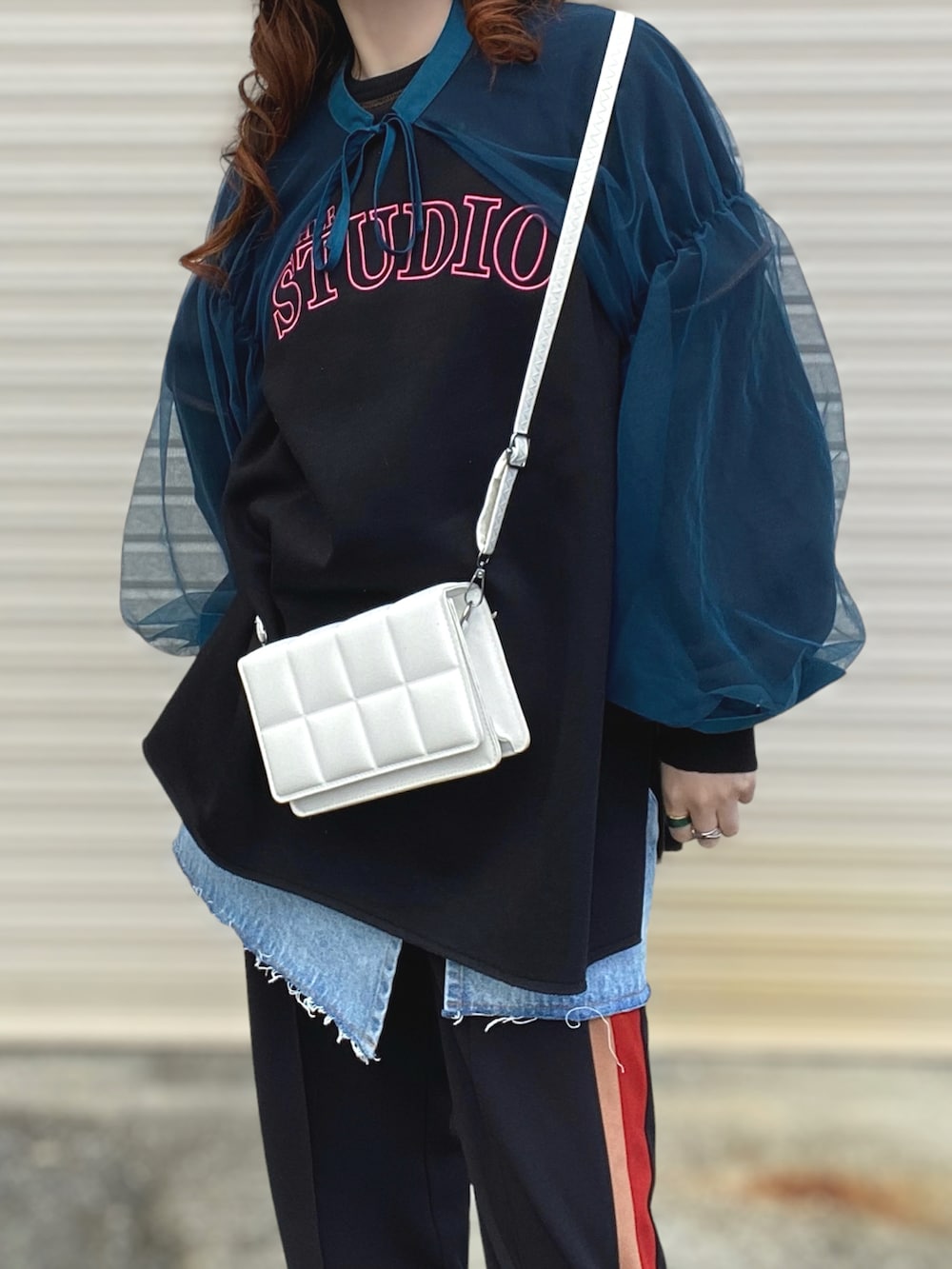 「冬コーデ、スウェット、ラインパンツ、チュール、バケットハット、ブーツ、デニム、ショルダーバッグ、レイヤードスタイル、プチプラ、低身長、休日スタイル、ビッグシルエット、mivialoca、帽子」|「mi via locaのウラケ裏起毛 立体ロゴ刺繍オーバーサイズ スウェット(スウェット、ブラック系)」を使った、Gini Akiさん(骨格ストレート・レディース・153cm)の冬コーディネートの5枚目の写真