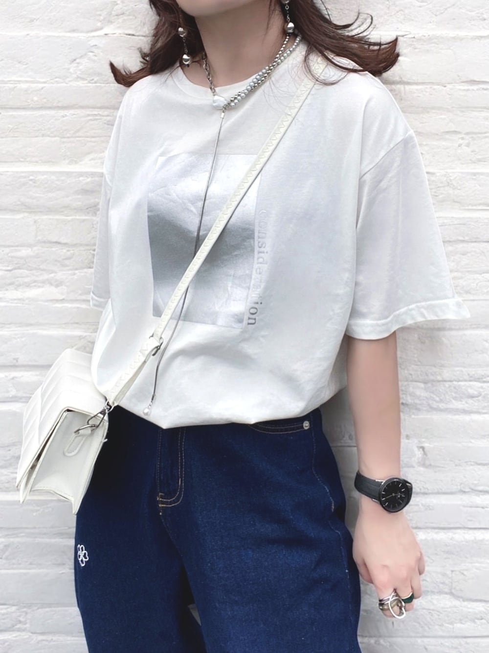 「夏コーデ、デニム、Tシャツ、白Tシャツ、サンダル、リボン、大人カジュアル、雨の日コーデ、低身長、バケットハット、シンプルコーデ、ゆるコーデ、シンプル、デニムパンツ」｜「deux amourの【smilemii._3さんコラボ】花刺繍デニムパンツ（デニムパンツ、ブルー系）」を使った、Gini   Akiさん（レディース・150cm）の夏コーディネートの5枚目の写真
