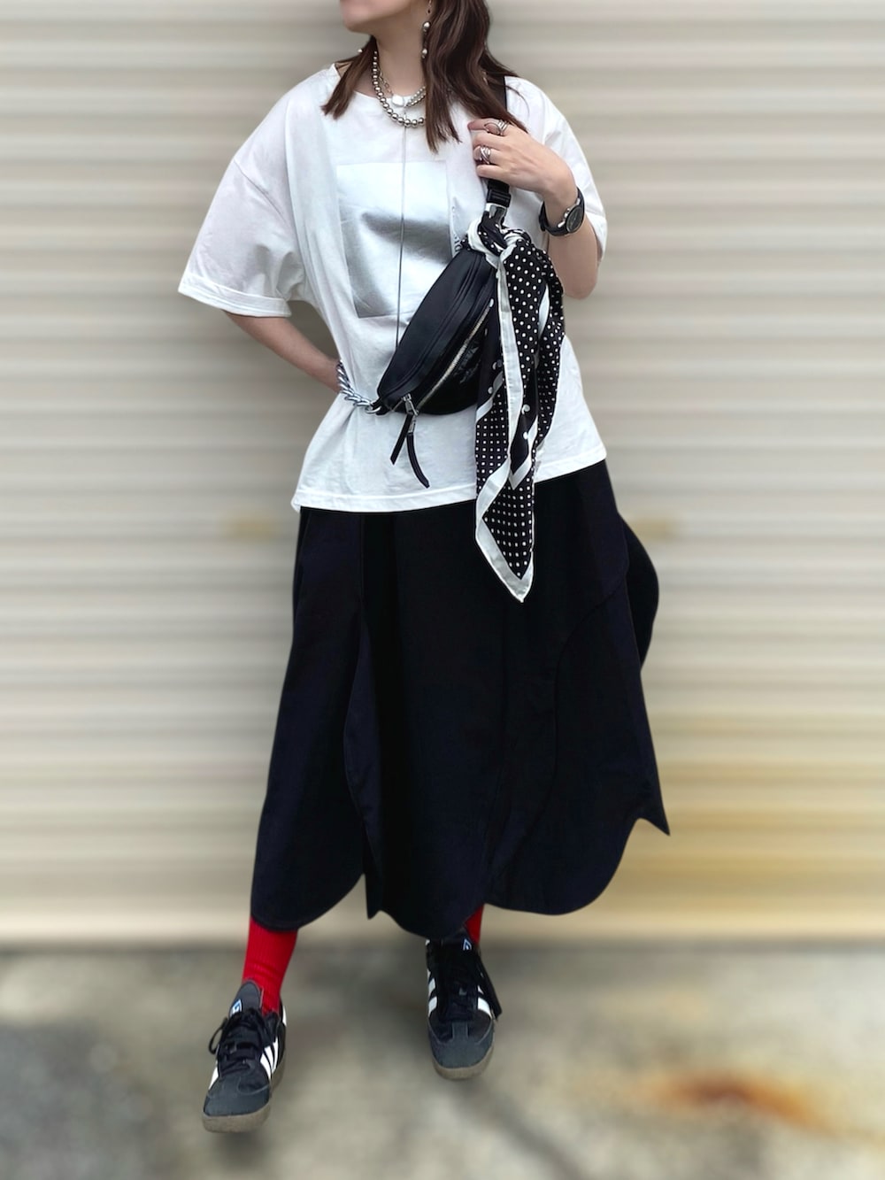 「Tシャツ、白Tシャツ、シルバーアクセサリー、キャップ、スニーカー、ショルダーバッグ、お出かけコーデ、低身長コーデ、夏コーデ、プチプラ、モノトーン、韓国ファッション、ロングスカート、雨の日コーデ、古着MIX」｜「deux amourの【ZOZO限定】smillemii._３さんコラボ箔プリントT（Tシャツ/カットソー、ホワイト系）」を使った、Gini   Akiさん（骨格ストレート・レディース・150cm）の春コーディネートの3枚目の写真