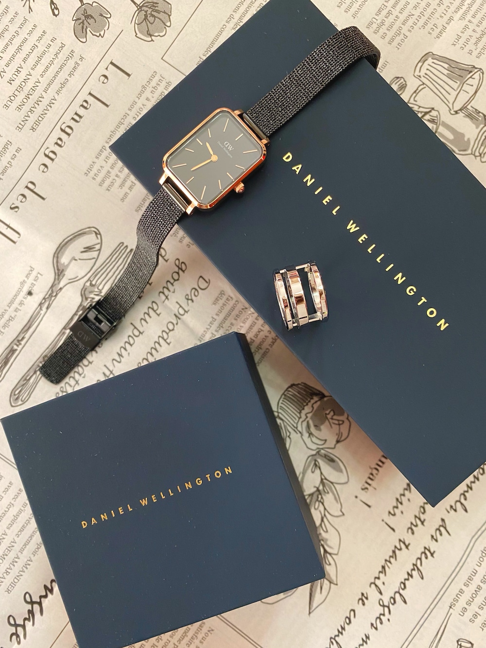 「Daniel Wellington、腕時計、韓国ファッション、大人カジュアル、シルバーアクセサリー、春コーデ、低身長、きれいめカジュアル、ブルー、シアーシャツ、ダニエルウェリントン、シャツスタイル、休日スタイル、オフィスカジュアル、アクセサリー」｜「Daniel WellingtonのELAN TRIAD RING シルバー（リング、シルバー系）」を使った、Gini   Akiさん（骨格ストレート・レディース・153cm）の春コーディネートの4枚目の写真