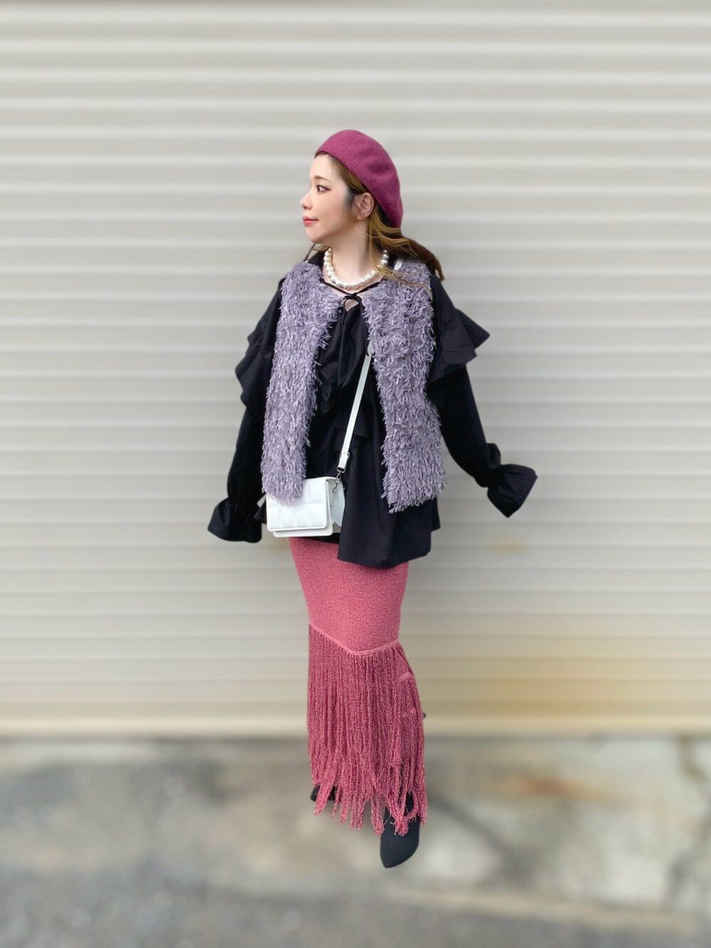 グレー系のベスト、ブラック系のシャツ/ブラウス、パープル系のスカートを着用したレディースの秋コーディネートの5枚目の写真