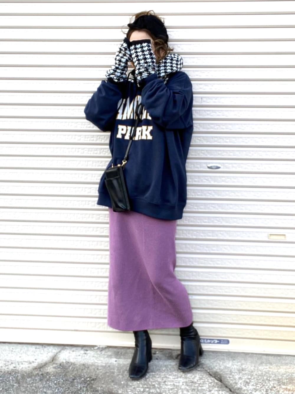 ブルー系のスウェット、ブラック系のボディバッグ/ウエストポーチ、パープル系のスカートを着用したレディースの冬コーディネートの4枚目の写真