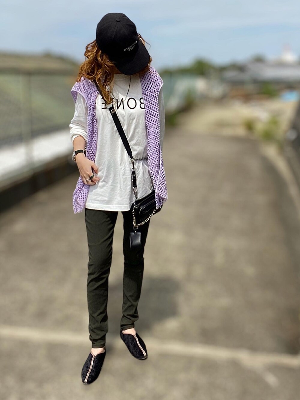 グリーン系のその他パンツ、その他のTシャツ/カットソー、ブラック系のボディバッグ/ウエストポーチを着用したレディースの秋コーディネートの2枚目の写真