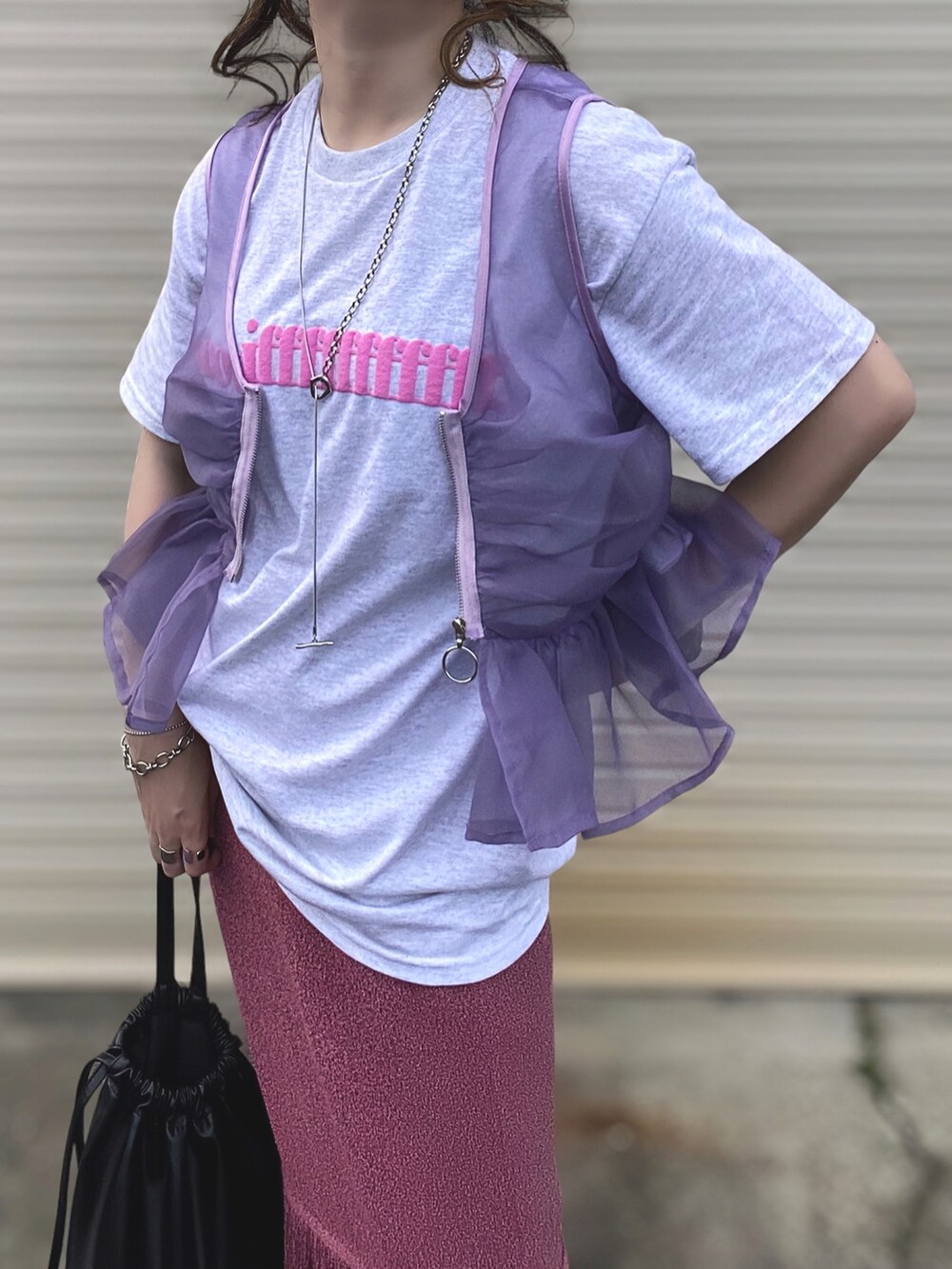 グレー系のTシャツ/カットソー、パープル系のベスト、パープル系のスカートを着用したレディースの夏コーディネートの2枚目の写真