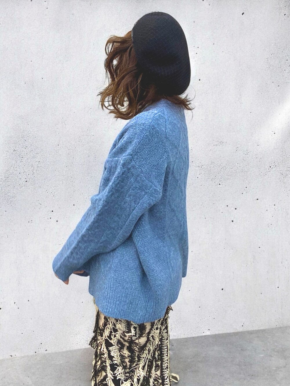 「冬コーデ、ニット、ロングスカート、スニーカー、ショルダーバッグ、ブルー、ベレー帽、クリスマスに着たい服、マイベストコーデ2024、フリンジ、カラーニット、ホワイトコーデ、ニットコーデ、大人カジュアル、低身長」|「LOSUCAのウール混ニットプルオーバー / ナチュラル フレンチ 大人カジュアル レトロ ヴィンテージ シティガール(ニット/セーター、ブルー系)」を使った、Gini Akiさん(レディース・153cm)の冬コーディネートの4枚目の写真