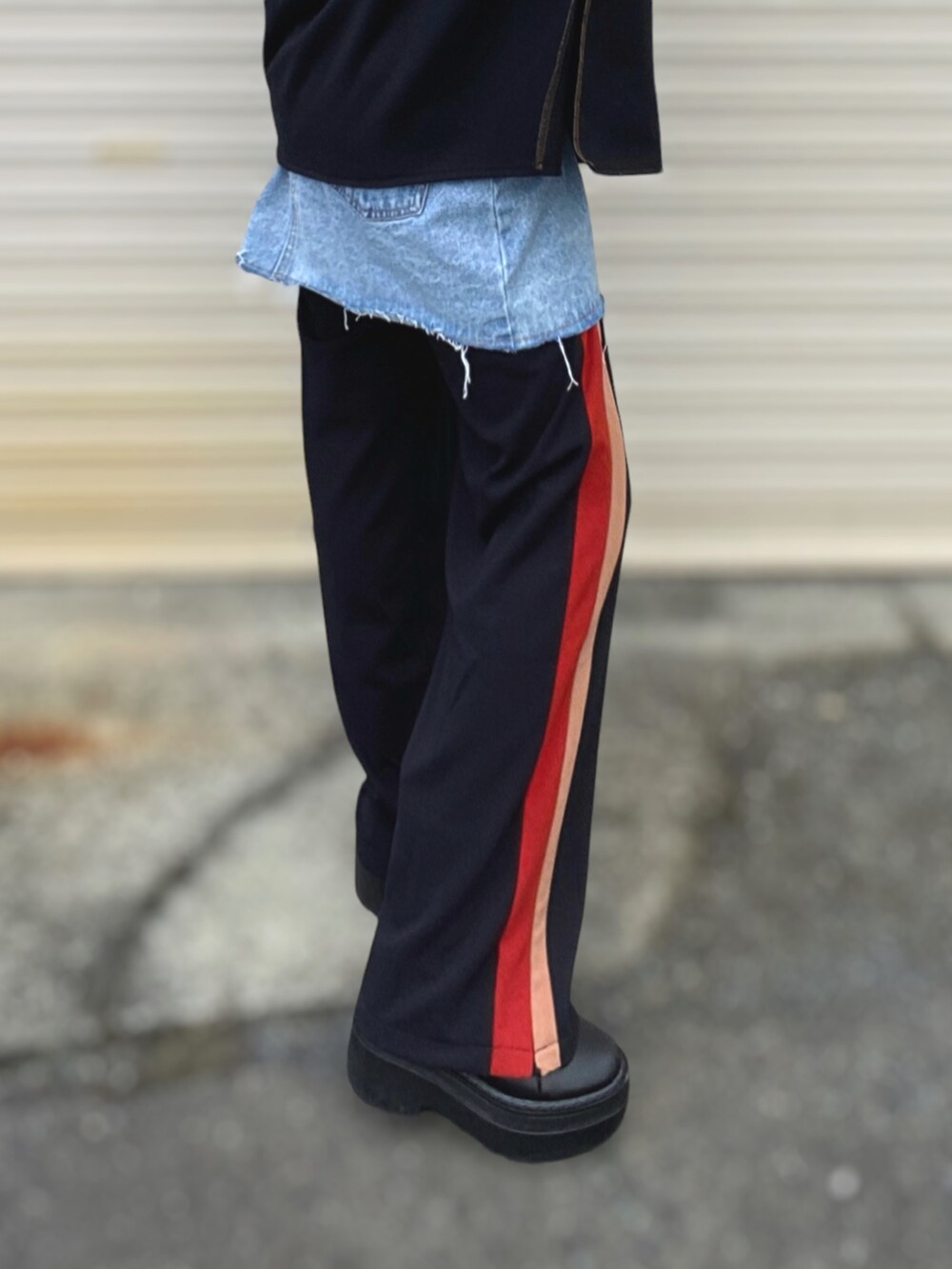 「冬コーデ、スウェット、ラインパンツ、チュール、バケットハット、ブーツ、デニム、ショルダーバッグ、レイヤードスタイル、プチプラ、低身長、休日スタイル、ビッグシルエット、mivialoca、帽子」|「mi via locaのウラケ裏起毛 立体ロゴ刺繍オーバーサイズ スウェット(スウェット、ブラック系)」を使った、Gini Akiさん(骨格ストレート・レディース・153cm)の冬コーディネートの3枚目の写真