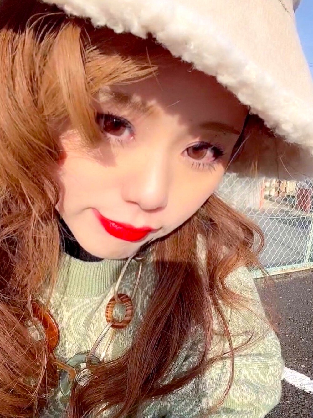 「deuxamour、ニットコーデ、柄ニット、デニムパンツ、グリーン、カジュアルコーデ、デニム、パンツコーデ、バケハ、アクセサリー、春コーデ、今日のコーデ、オトナカジュアル、スニーカーコーデ、カーディガン」｜「Sheinのアイテム（ハット、ベージュ系）」を使った、Gini   Akiさん（レディース・153cm）の冬コーディネートの4枚目の写真