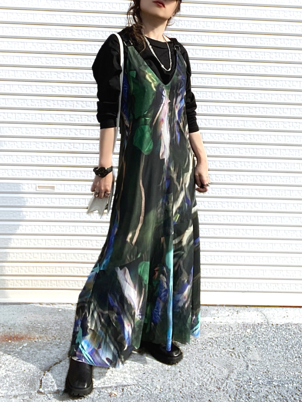 「秋服まるっと大公開、秋コーデ、ワンピース、グリーン、低身長、ブーツ、キャップ、お出かけコーデ、ショルダーバッグ、チュール、miette、休日スタイル、レイヤードスタイル、ロンT、カラー×コーデ」|「mietteのプリントチュールVネックワンピース(ワンピース、グリーン系)」を使った、Gini Akiさん(骨格ストレート・レディース・153cm)の秋コーディネートの4枚目の写真