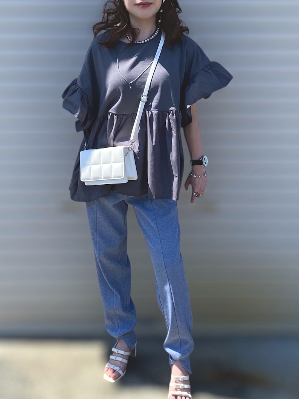 グレー系のTシャツ/カットソー、グレー系のその他パンツ、ホワイト系のサンダルを着用したレディースの夏コーディネートの3枚目の写真