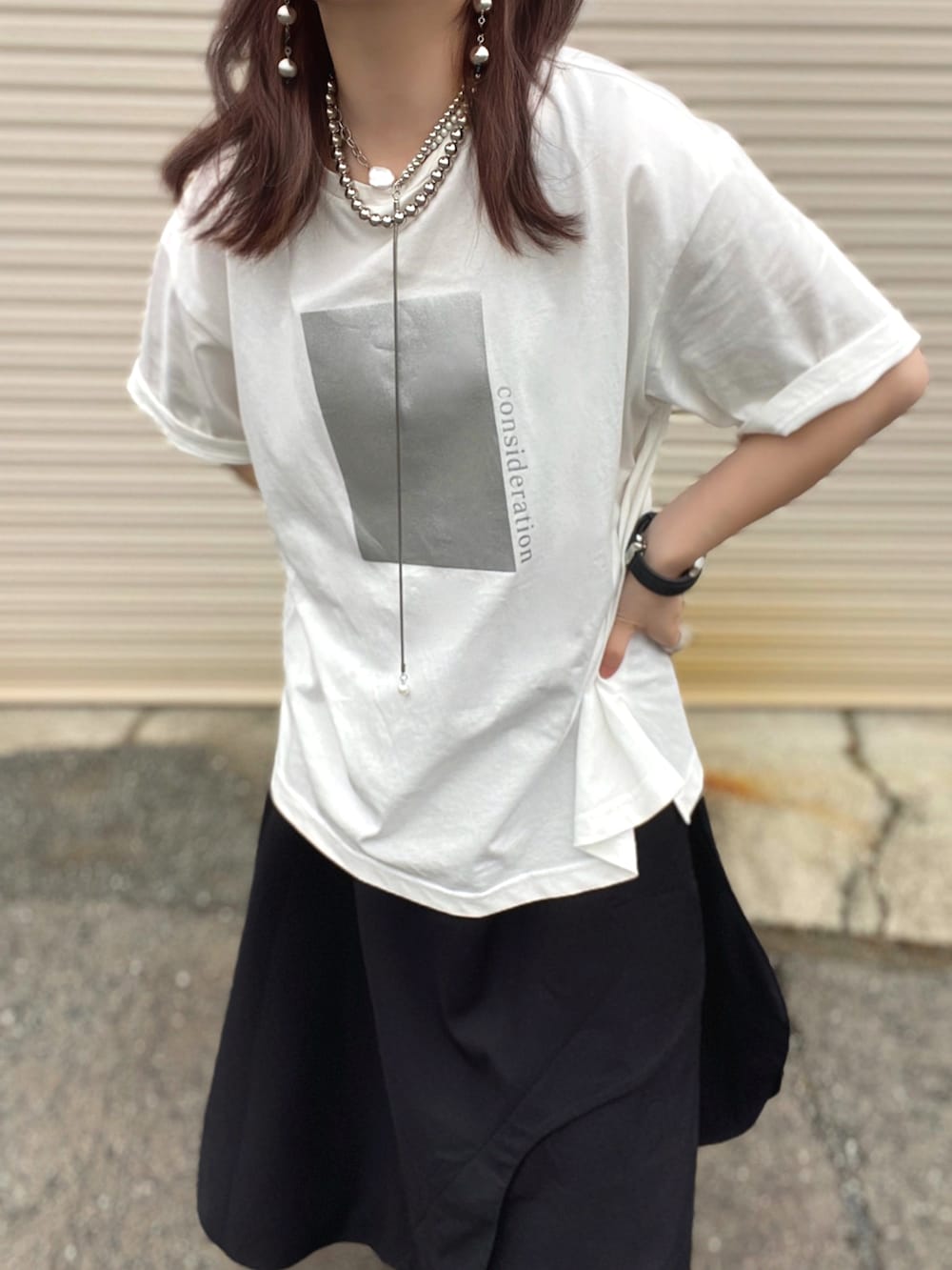 「Tシャツ、白Tシャツ、シルバーアクセサリー、キャップ、スニーカー、ショルダーバッグ、お出かけコーデ、低身長コーデ、夏コーデ、プチプラ、モノトーン、韓国ファッション、ロングスカート、雨の日コーデ、古着MIX」｜「deux amourの【ZOZO限定】smillemii._３さんコラボ箔プリントT（Tシャツ/カットソー、ホワイト系）」を使った、Gini   Akiさん（骨格ストレート・レディース・150cm）の春コーディネートの4枚目の写真