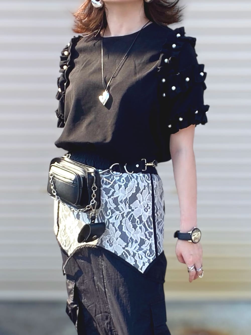 ブラック系のTシャツ/カットソー、ブラック系のスカート、ブラック系のパンプスを着用したレディースの夏コーディネートの5枚目の写真