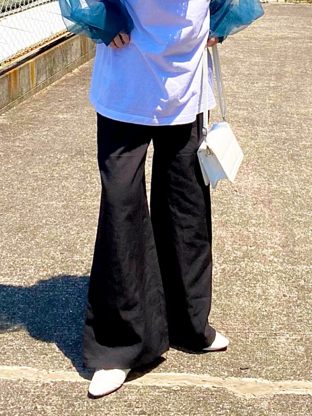 「夏コーデ、ロゴT、Tシャツ、ワイドパンツ、GeeRA、チュール、バケットハット、パンツスタイル、お出かけコーデ、休日スタイル、レイヤードスタイル、フェススタイル、カジュアル、夏セールで買いました、プチプラ」｜「Championの2023 SS 別注【Champion×GeeRA】ロゴＴシャツ（Tシャツ/カットソー、ホワイト系）」を使った、Gini   Akiさん（骨格ストレート・レディース・153cm）の夏コーディネートの2枚目の写真