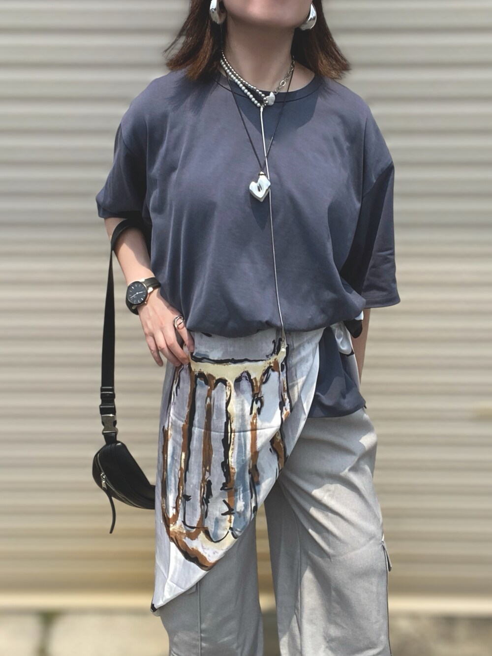 グレー系のカーゴパンツ、ブラック系のパンプス、ブルー系のTシャツ/カットソーを着用したレディースの夏コーディネートの3枚目の写真