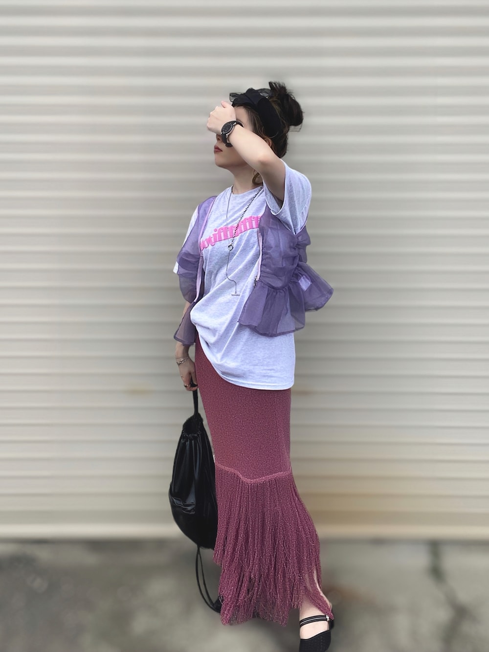 グレー系のTシャツ/カットソー、パープル系のベスト、パープル系のスカートを着用したレディースの夏コーディネートの3枚目の写真