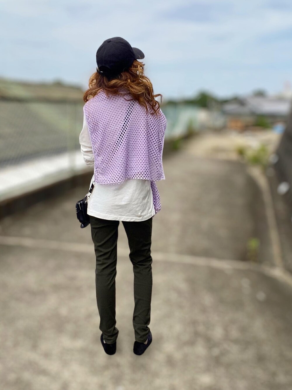 グリーン系のその他パンツ、その他のTシャツ/カットソー、ブラック系のボディバッグ/ウエストポーチを着用したレディースの秋コーディネートの3枚目の写真