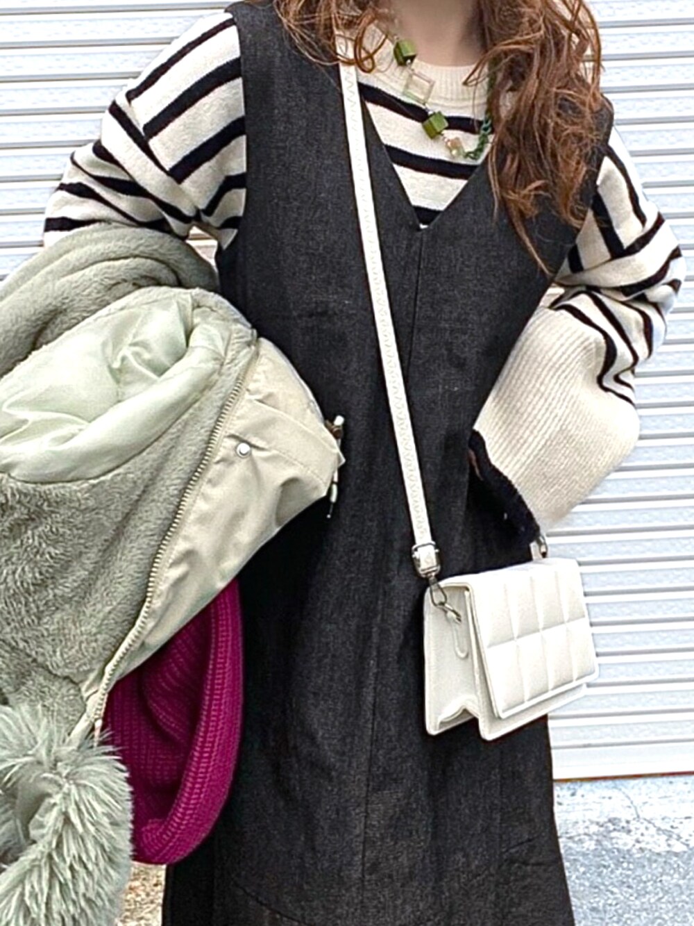 「ワンピース、ジャンパースカート、マーメイドスカート、大人カジュアル、きれいめカジュアル、お出かけコーデ、ニット、ボーダー、ファーブルゾン、低身長コーデ、カジュアル、冬コーデ、ブーツ、厚底シューズ、オトナカジュアル」|「deux amourのベルスリーブボーダーニット(その他トップス、ホワイト系)」を使った、Gini Akiさん(骨格ストレート・レディース・153cm)の冬コーディネートの5枚目の写真