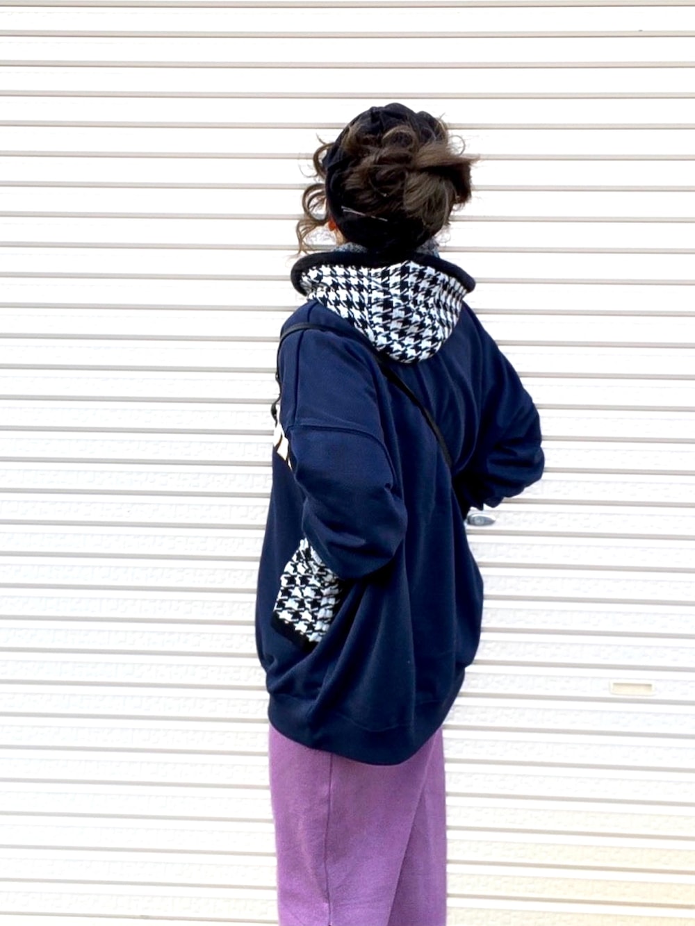 ブルー系のスウェット、ブラック系のボディバッグ/ウエストポーチ、パープル系のスカートを着用したレディースの冬コーディネートの3枚目の写真