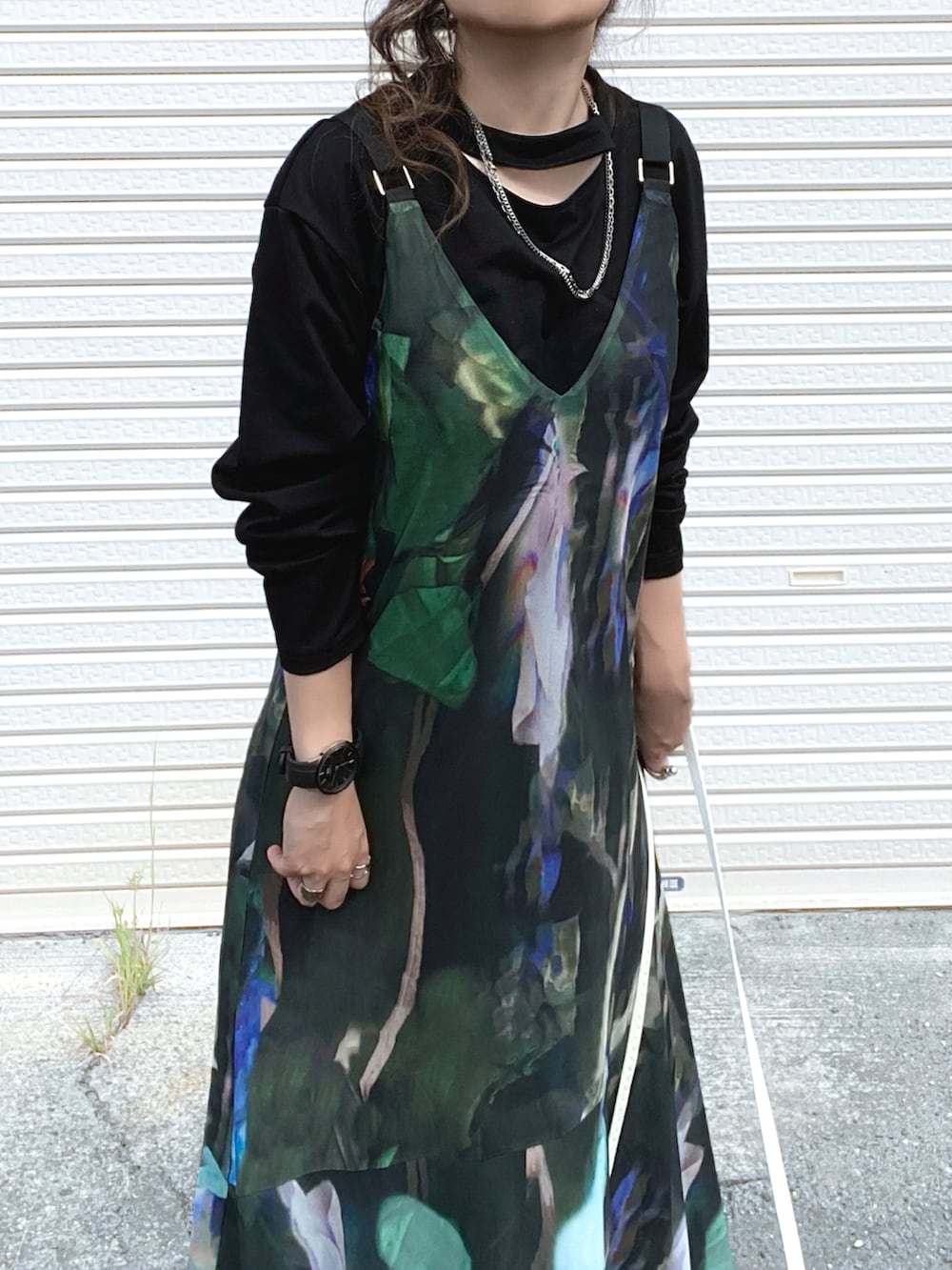 「秋服まるっと大公開、秋コーデ、ワンピース、グリーン、低身長、ブーツ、キャップ、お出かけコーデ、ショルダーバッグ、チュール、miette、休日スタイル、レイヤードスタイル、ロンT、カラー×コーデ」|「mietteのプリントチュールVネックワンピース(ワンピース、グリーン系)」を使った、Gini Akiさん(骨格ストレート・レディース・153cm)の秋コーディネートの2枚目の写真