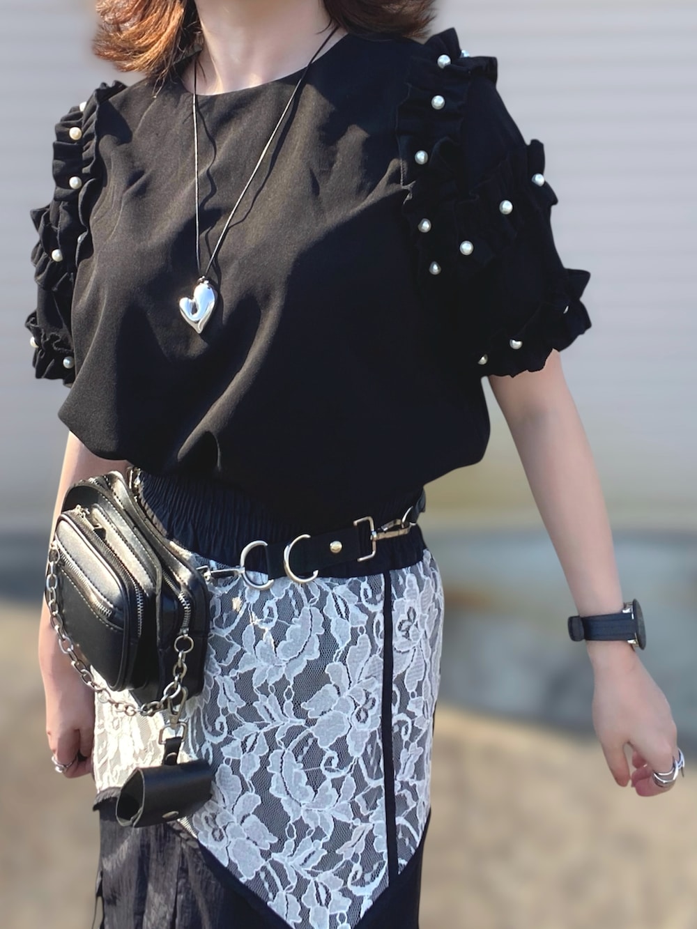 ブラック系のTシャツ/カットソー、ブラック系のスカート、ブラック系のパンプスを着用したレディースの夏コーディネートの2枚目の写真