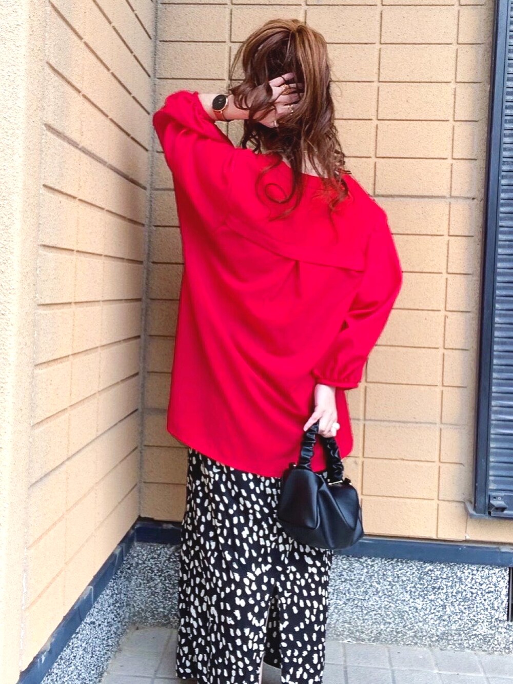 「オトナカジュアル、プチプラ、deuxamour、柄スカート、プチプラコーデ、休日スタイル、ビタミンカラー、低身長コーデ、赤コーデ、カラーコーデ、赤、カジュアルガーリー、ビッグシルエット、ガーリーコーデ、おしゃれさんと繋がりたい」｜「deux amourのビタミンカラートップス（その他トップス、レッド系）」を使った、Gini   Akiさん（レディース・153cm）の春コーディネートの3枚目の写真