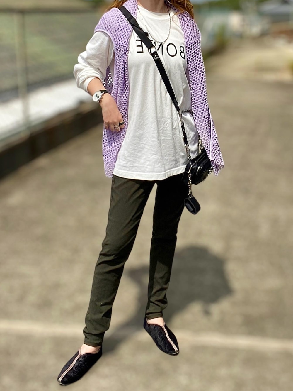 グリーン系のその他パンツ、その他のTシャツ/カットソー、ブラック系のボディバッグ/ウエストポーチを着用したレディースの秋コーディネートの5枚目の写真