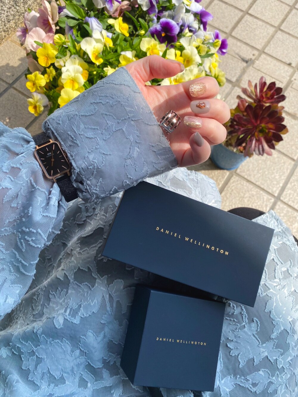 「Daniel Wellington、腕時計、韓国ファッション、大人カジュアル、シルバーアクセサリー、春コーデ、低身長、きれいめカジュアル、ブルー、シアーシャツ、ダニエルウェリントン、シャツスタイル、休日スタイル、オフィスカジュアル、アクセサリー」｜「Daniel WellingtonのELAN TRIAD RING シルバー（リング、シルバー系）」を使った、Gini   Akiさん（骨格ストレート・レディース・153cm）の春コーディネートの5枚目の写真