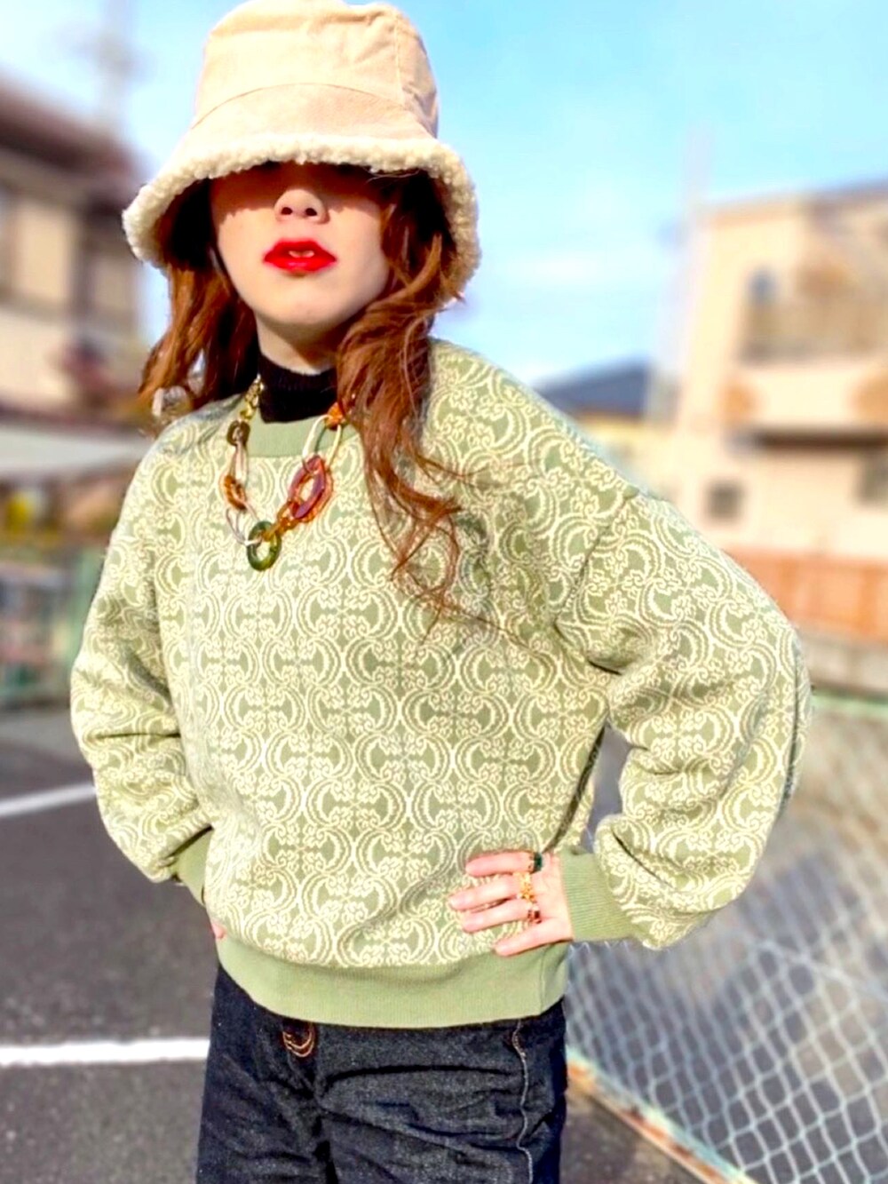 「deuxamour、ニットコーデ、柄ニット、デニムパンツ、グリーン、カジュアルコーデ、デニム、パンツコーデ、バケハ、アクセサリー、春コーデ、今日のコーデ、オトナカジュアル、スニーカーコーデ、カーディガン」｜「Sheinのアイテム（ハット、ベージュ系）」を使った、Gini   Akiさん（レディース・153cm）の冬コーディネートの2枚目の写真