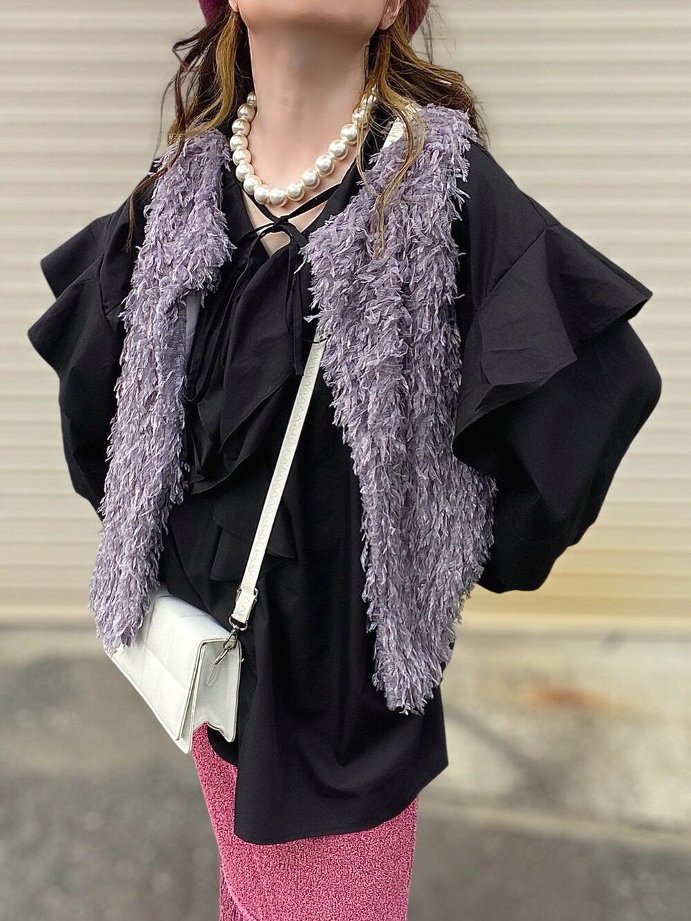 グレー系のベスト、ブラック系のシャツ/ブラウス、パープル系のスカートを着用したレディースの秋コーディネートの4枚目の写真